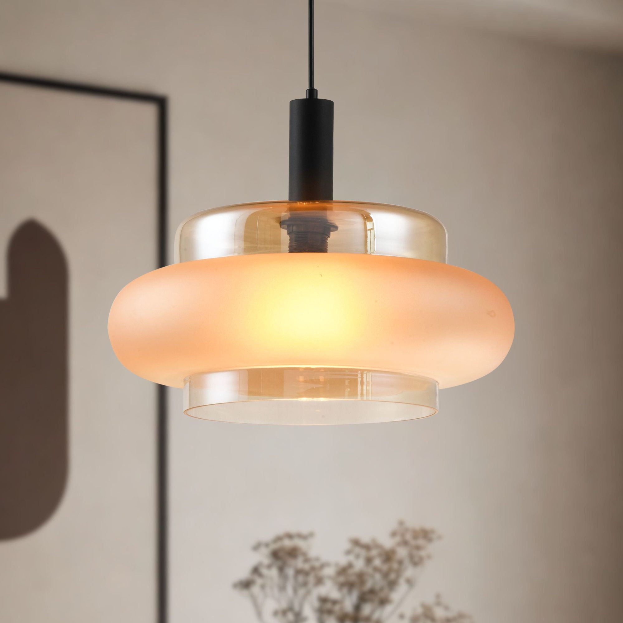 Lampa Evodino bursztynowy mrożony klosz z ciepłym światłem z bliska