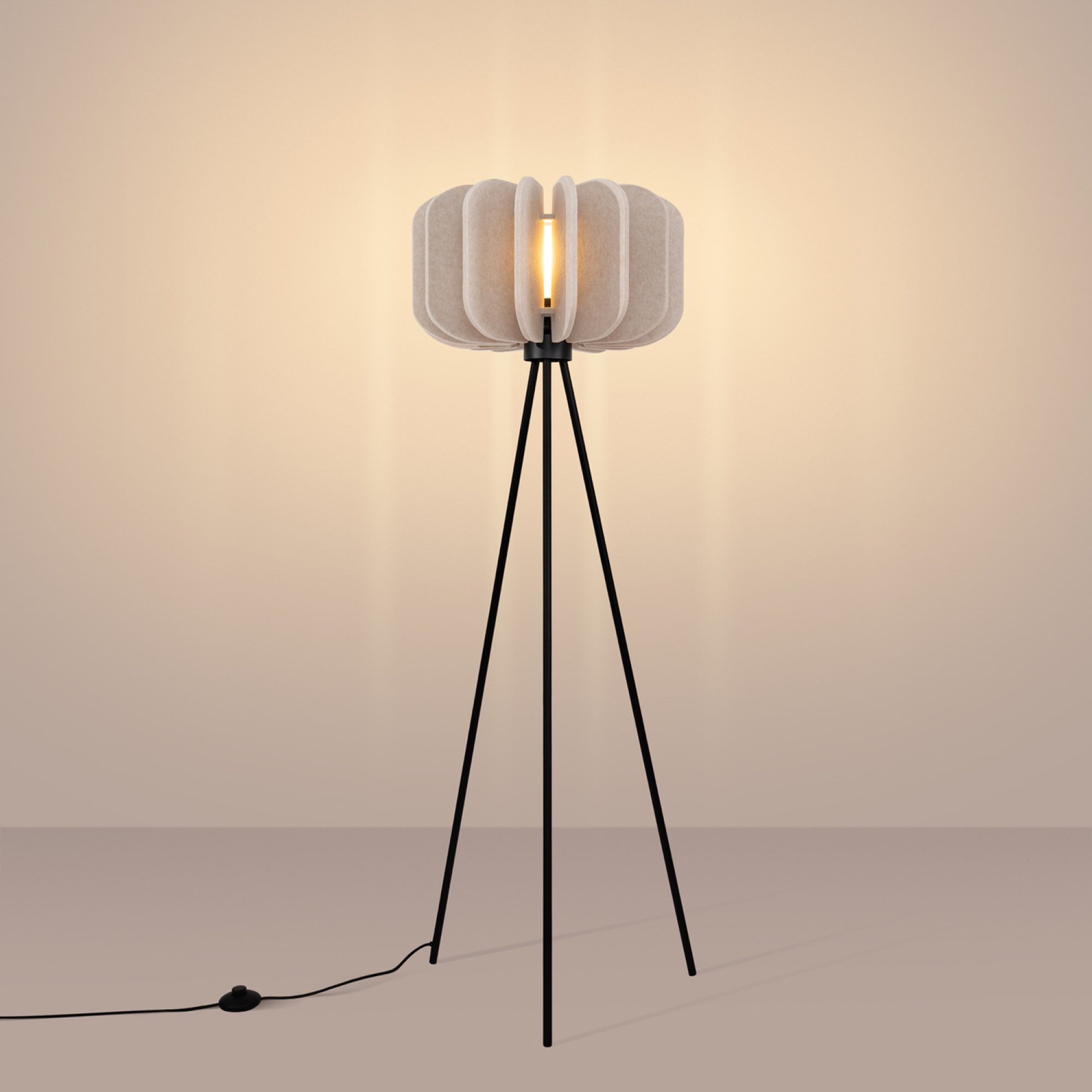 Filcowa lampa podłogowa Elaria 134 cm w aranżacji wnętrza