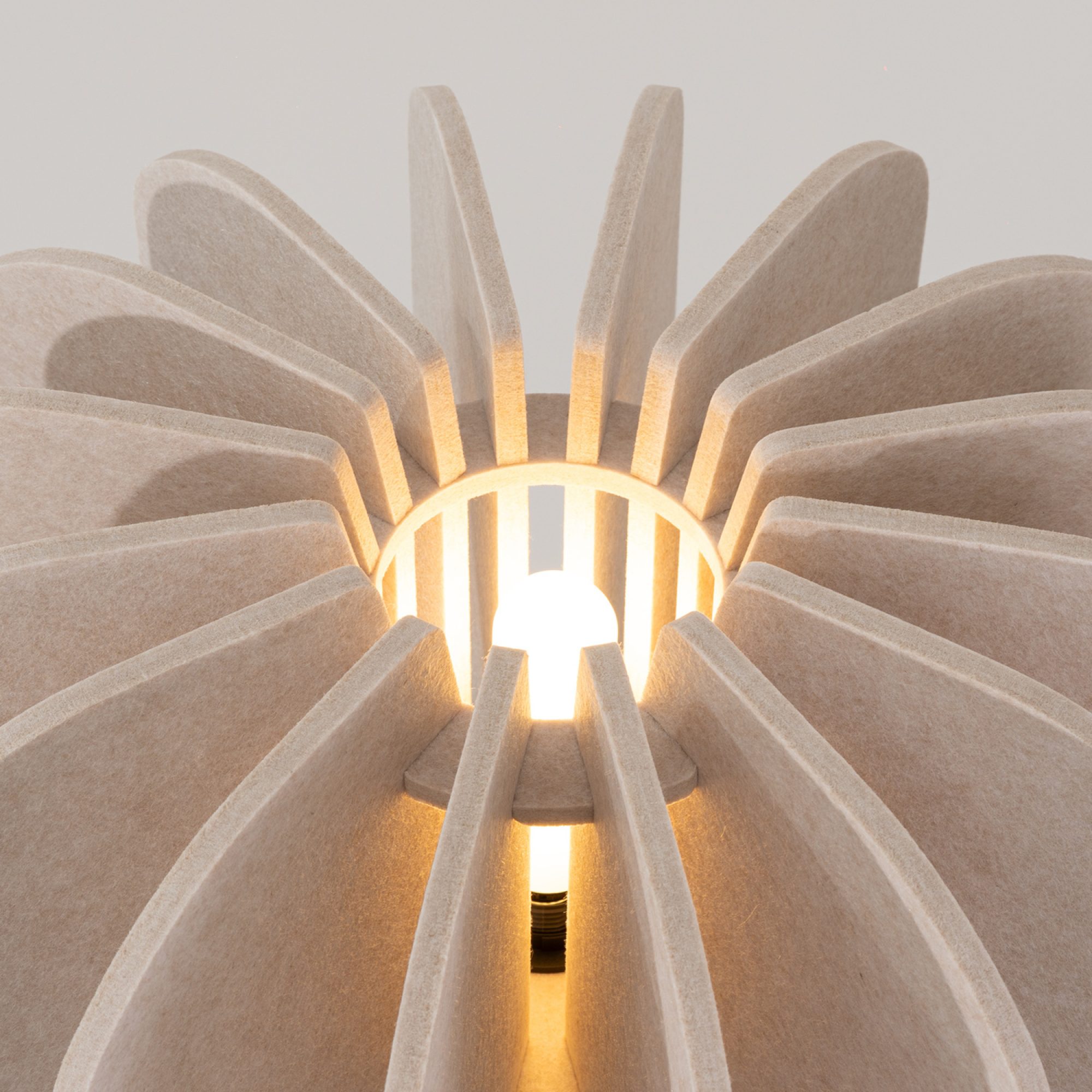 Filcowa lampa podłogowa Elaria 134 cm w aranżacji wnętrza 2