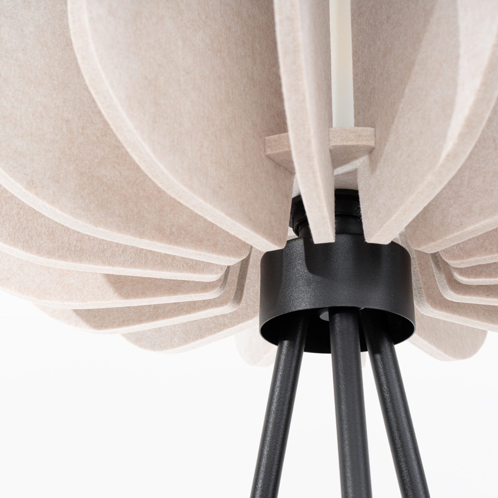 Filcowa lampa podłogowa Elaria 134 cm w aranżacji wnętrza 4