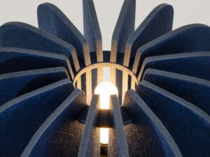 Miniaturka 9 - Filcowa lampa podłogowa Elaria 134 cm granatowy – detal klosza z włączonym światłem