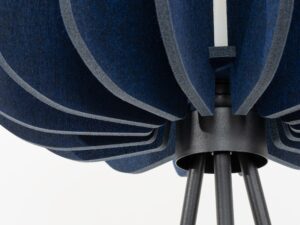 Miniaturka 11 - Filcowa lampa podłogowa Elaria 134 cm granatowy – detal mocowania klosza na trójnogu