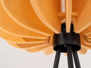 Miniaturka 17 - Filcowa lampa podłogowa Elaria 134 cm żółty – detal mocowania klosza na trójnogu