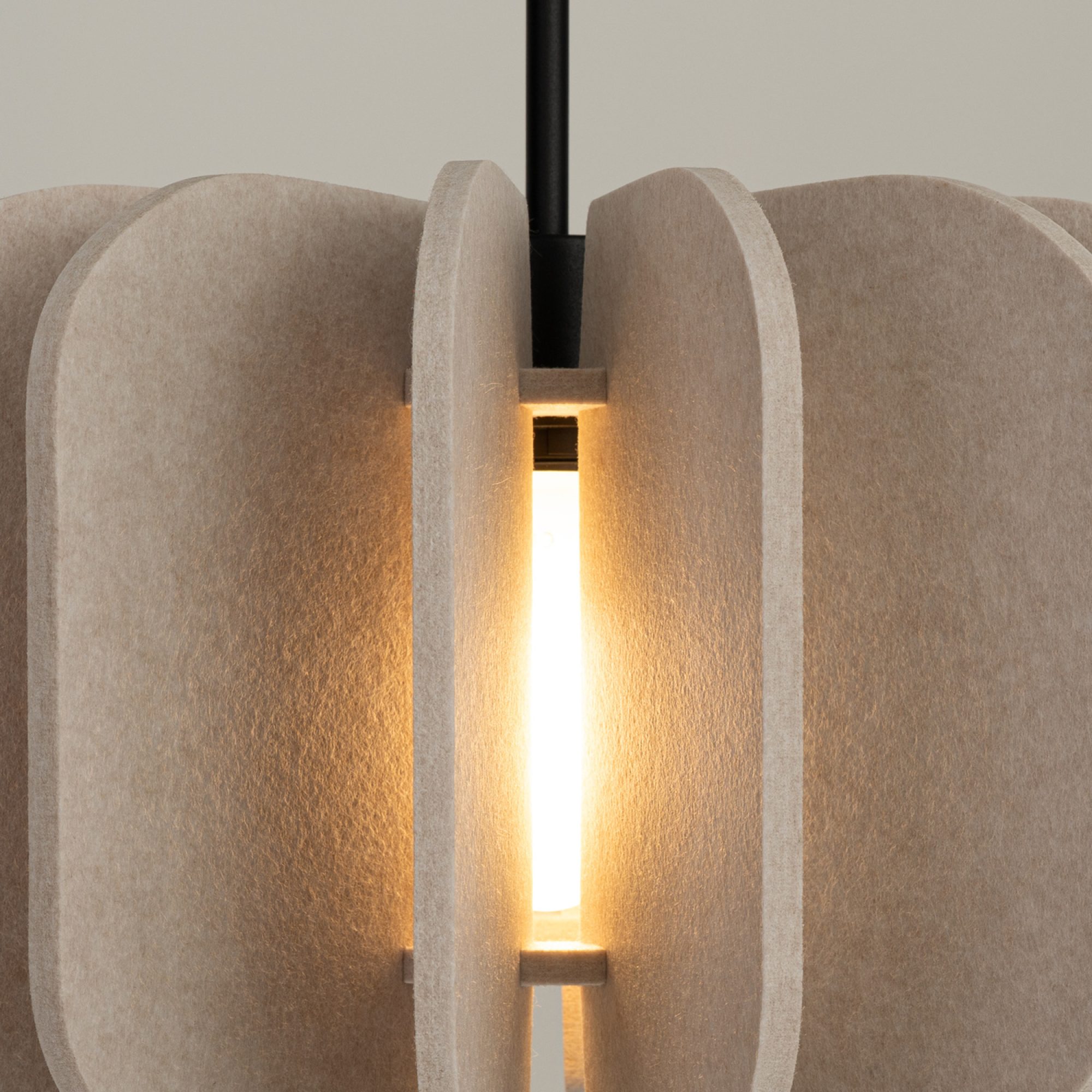 Filcowa lampa wisząca Elaria 45 cm w aranżacji wnętrza 3