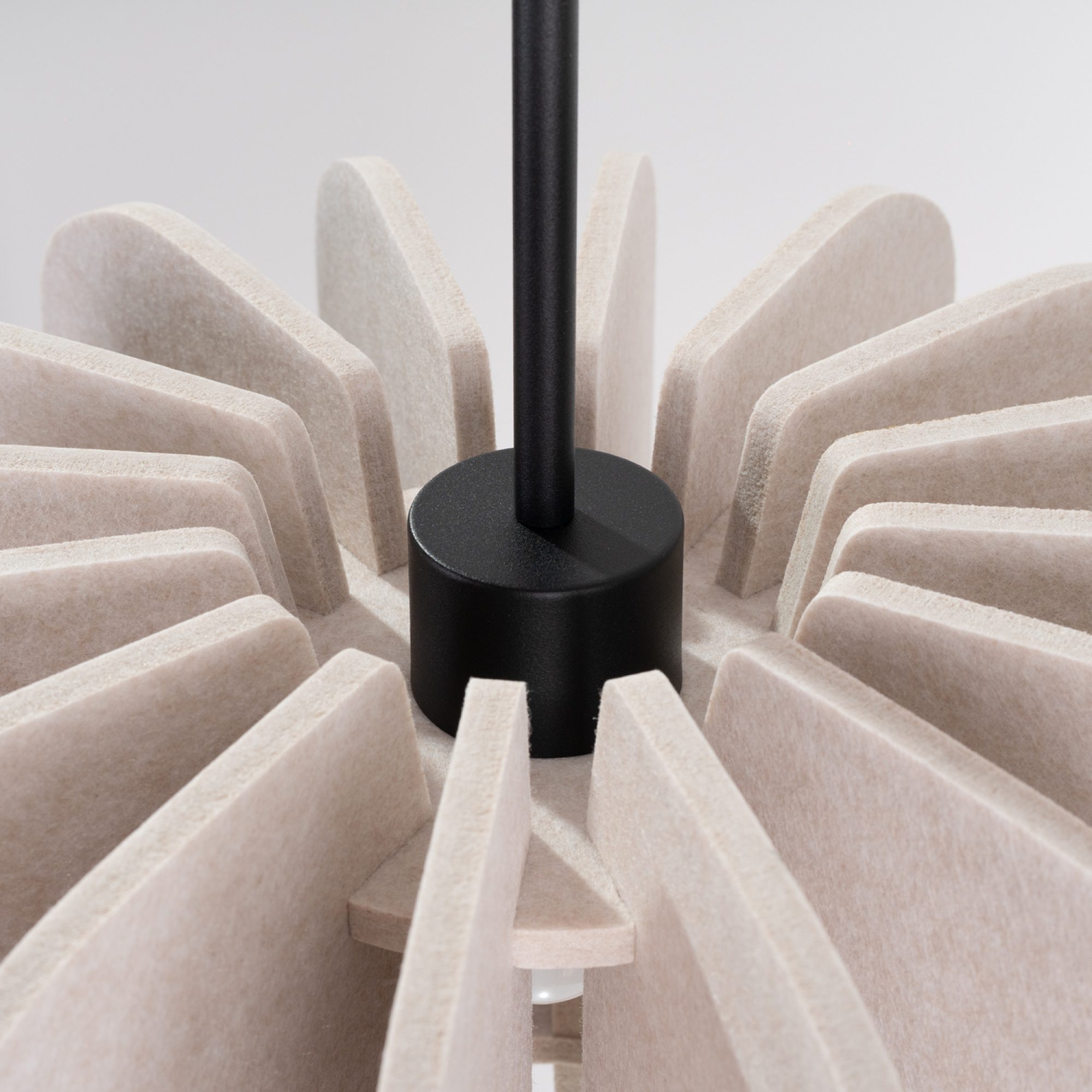 Filcowa lampa wisząca Elaria 45 cm w aranżacji wnętrza 4
