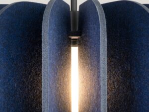 Miniaturka 9 - Filcowa lampa wisząca Elaria 45 cm granatowy – świecące filcowe płaty z bliska