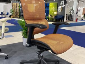 Miniaturka 2 - Pomarańczowy fotel ergonomiczny ERGOFLY SAIL w salonie wystawowym