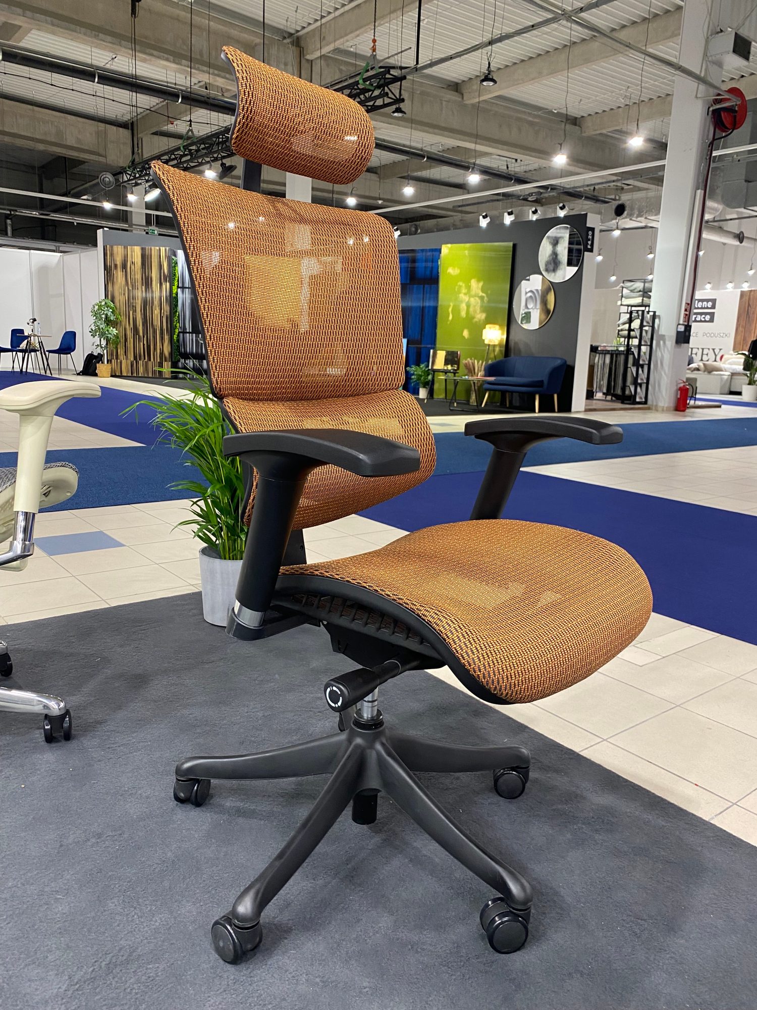 Pomarańczowy fotel ergonomiczny ERGOFLY SAIL w salonie wystawowym