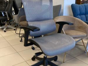 Miniaturka 2 - Biały fotel ergonomiczny ERGOFLY SAIL w aranżacji salonu