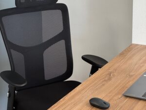 Miniaturka 3 - Fotel ergonomiczny ERGOFLY STAR-E czarny w aranżacji biura