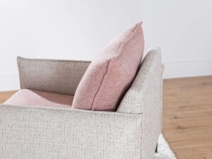 Miniaturka 5 - Fotel z miękką poduszką oparciową Pesvaro 95 cm w aranżacji wnętrza 5