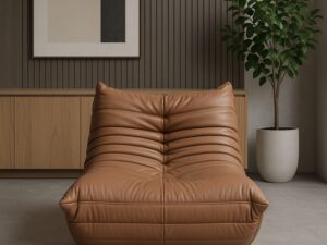 Miniaturka 5 - Fotel Zenith karmelowy brąz — aranżacja na tle ryflowanej ściany