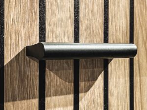 Miniaturka 1 - Uchwyt na drzwi drewniane brązowe z czarnymi wstęgami