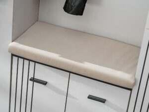 Miniaturka 1 - Siedzisko z poduszką beżową na białym meblu z czarnymi uchwytami