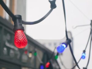 Miniaturka 1 - Czarna girlanda ogrodowa E27 na zewnątrz z przykładowymi kolorowymi żarówkami, żarówki nie wchodzą w skład zestawu