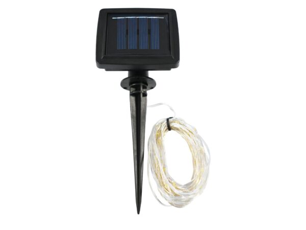 Girlanda solarna LED 15 m z czarnym panelem i szpikulcem na białym tle