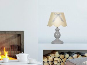 Miniaturka 1 - Szara lampka stołowa Goritino z abażurem na stoliku w aranżacji