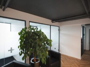 Miniaturka 5 - Czarno-złoty reflektor Grip! L zamontowany na suficie gabinetu