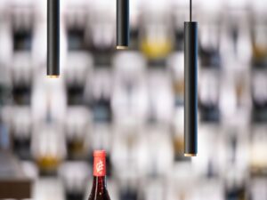 Miniaturka 12 - Lampy wiszące Grip! S czarno-złote nad blatem w aranżacji