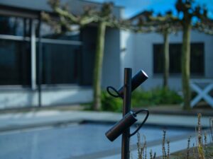 Miniaturka 2 - Podwójna lampa ogrodowa Helia Slim Pole w aranżacji terenu przy budynku
