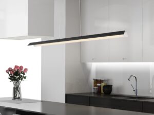 Miniaturka 1 - Lampa wisząca LED Kalotona nad czarną wyspą w białej kuchni