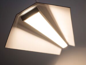 Miniaturka 2 - Zbliżenie na świecący mleczny panel LED lampy wiszącej Kalotona