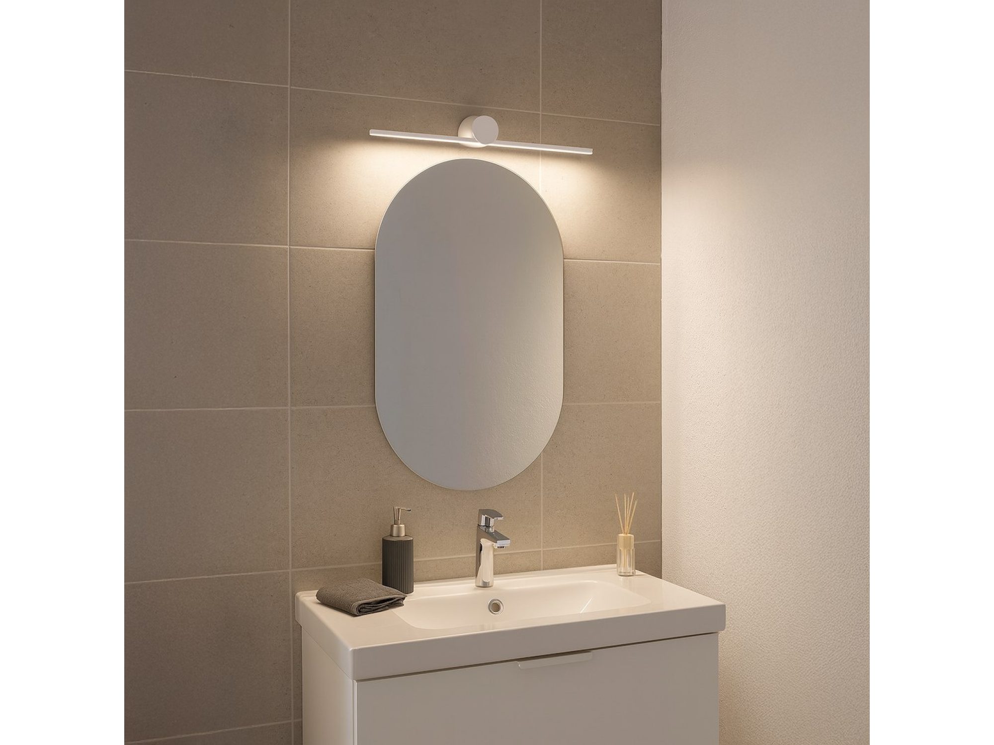 Kinkiet Amidora biały 40 cm – aranżacja przy umywalce w łazience