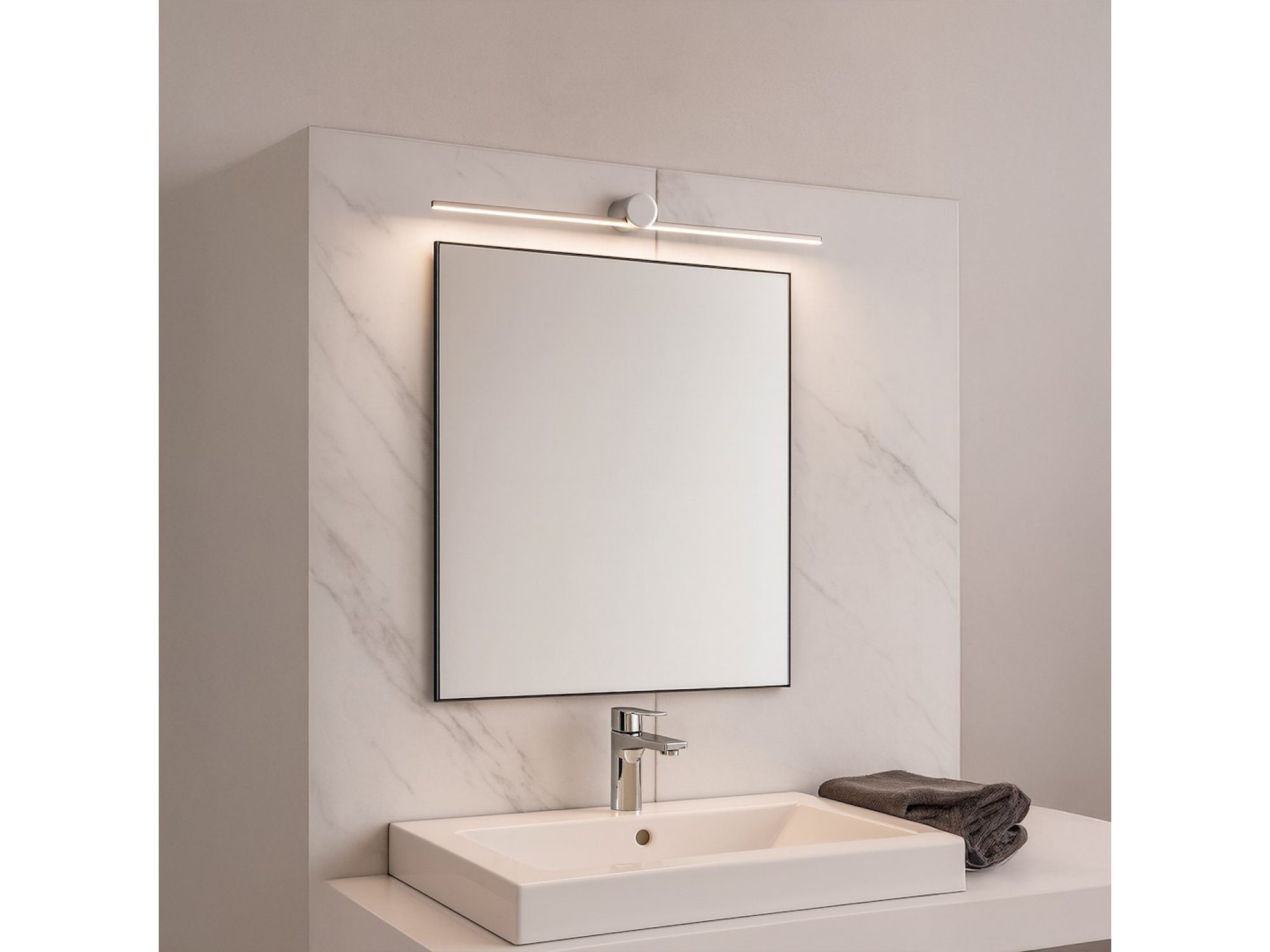 Kinkiet Amidora chrom 60 cm – zawieszony nad lustrem w łazience