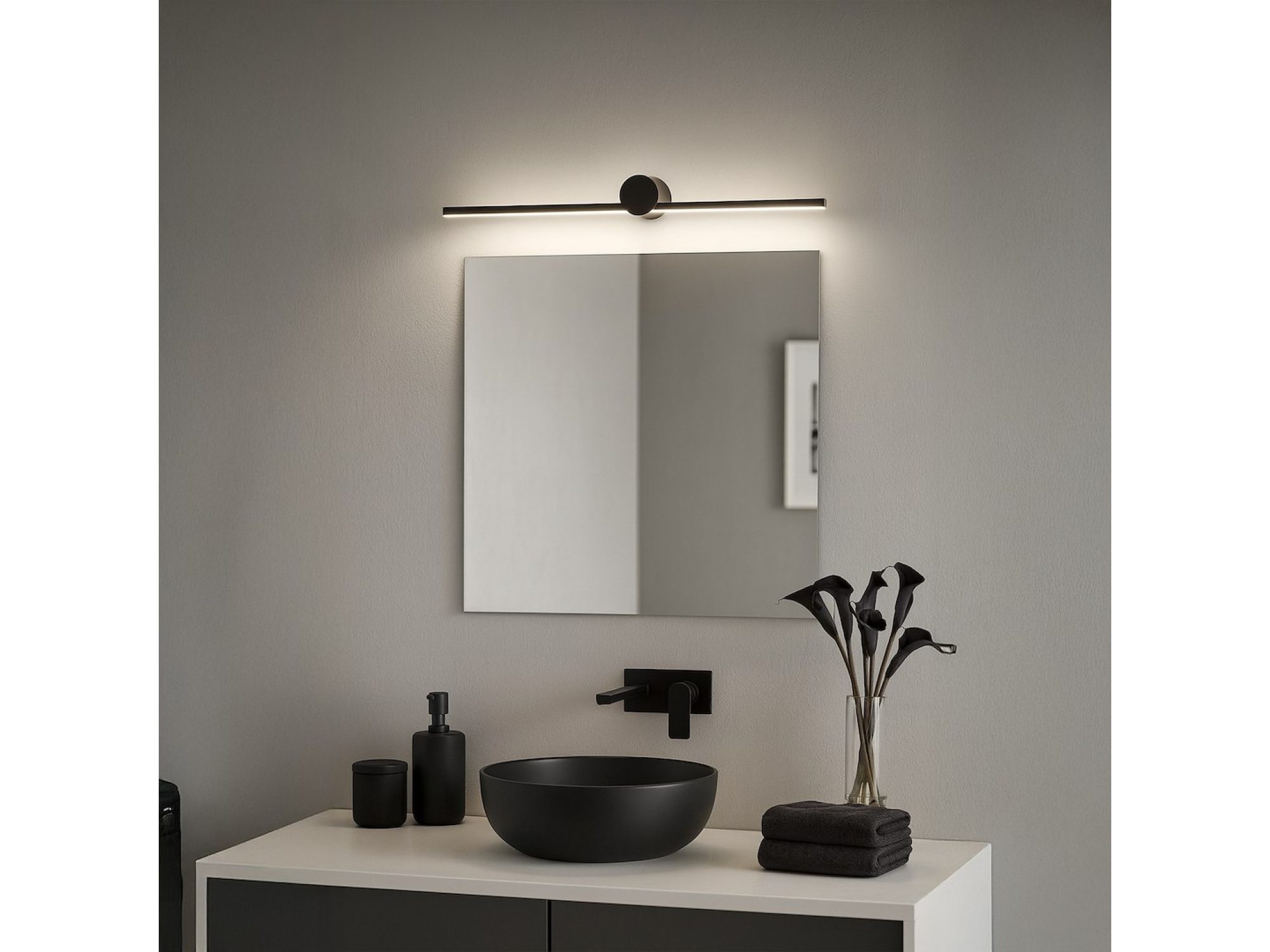 Kinkiet Amidora czarny 60 cm – zawieszony nad lustrem w łazience