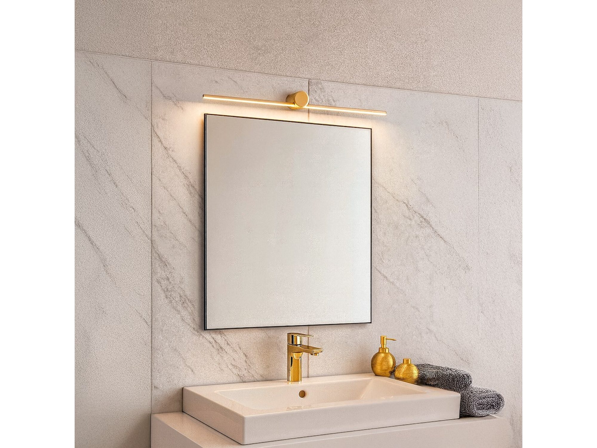 Kinkiet Amidora złoty 60 cm – aranżacja przy umywalce w łazience