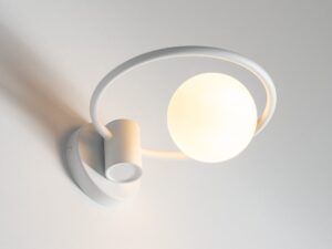 Miniaturka 5 - Biały kinkiet Aqua z okrągłym pierścieniem i świecącą szklaną kulą
