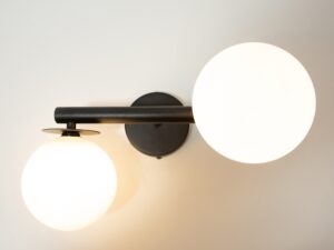 Miniaturka 4 - Czarny kinkiet Avola 2 z białymi szklanymi kloszami świecący na ścianie