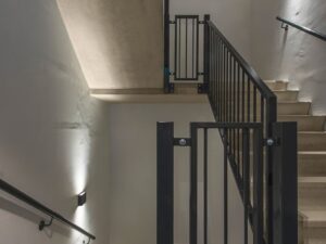 Miniaturka 5 - Kinkiety Big Quad w kolorze antracytowym na klatce schodowej