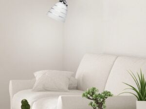 Miniaturka 1 - Kinkiet Calono z białym kloszem na jasnej ścianie salonu nad sofą