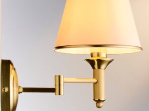 Miniaturka 3 - Zbliżenie kinkietu Classic na jasny abażur z metalicznymi obrzeżami i ozdobną kolumnę