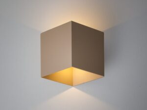 Miniaturka 5 - Beżowy kinkiet Cube LED IP54 w aranżacji elewacji