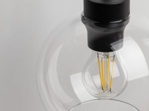 Miniaturka 1 - Zbliżenie na transparentny klosz kinkietu Cubus i oprawkę E27