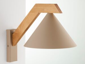 Miniaturka 1 - Kinkiet Deco w ciepłym beżu zamontowany na jasnej ścianie
