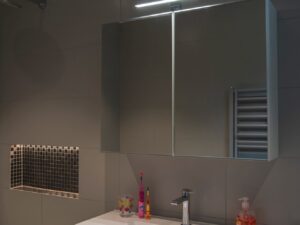 Miniaturka 3 - Chromowany kinkiet Dorisa LED nad lustrem w łazience
