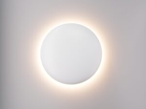 Miniaturka 1 - Biały kinkiet Drop LED z ciepłą poświatą na ścianie