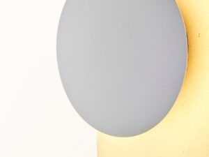 Miniaturka 8 - Biały kinkiet Drop LED oglądany z ukosa na jasnej ścianie