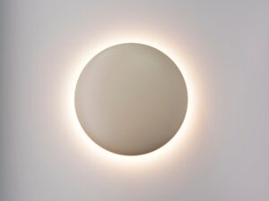 Miniaturka 3 - Kinkiet Drop LED w kolorze ciepłego beżu z oświetloną ścianą
