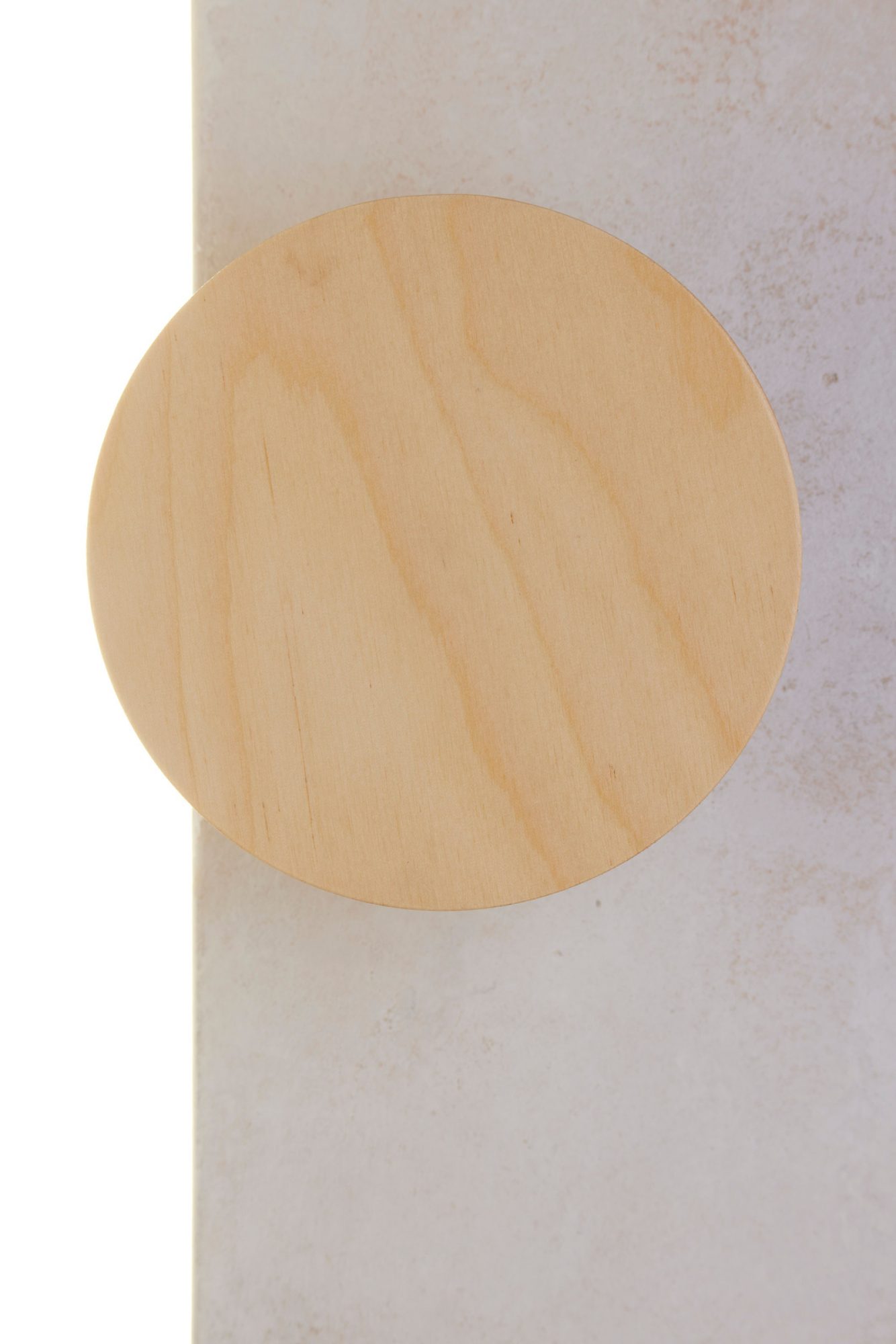 Kinkiet Drop LED Wood brzoza na narożniku ściany, jasny front ze sklejki