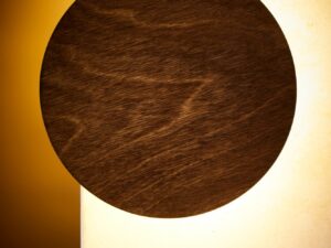 Miniaturka 5 - Kinkiet Drop LED Wood z tarczą ciemnego orzecha i wyraźną poświatą na ścianie