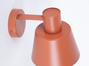 Miniaturka 7 - Zbliżenie górnej części klosza i ramienia kinkietu Dunka w kolorze ceglanym