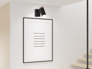 Miniaturka 1 - Kinkiet Elvorino z czarnym reflektorem nad grafiką przy jasnych schodach