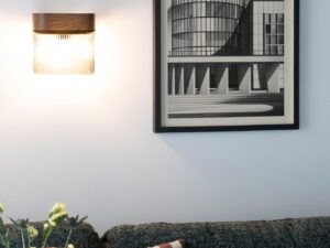 Miniaturka 3 - Orzechowy kinkiet FLUMINA W A – fotografia aranżacyjna producenta