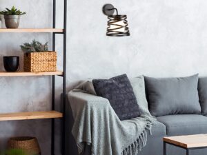 Miniaturka 1 - Czarny kinkiet Helivina ze spiralnym kloszem nad szarą sofą w salonie