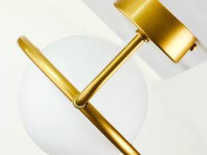 Miniaturka 4 - Kinkiet Igon złoty, zbliżenie okrągłej rozety i górnego mocowania