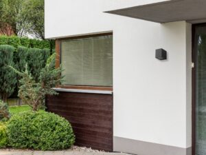 Miniaturka 2 - Czarny kinkiet Ilvada 1×GU10 na białej elewacji domu